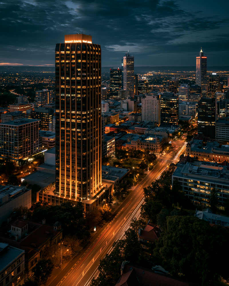 Perth se stadskyline saans, een venster wat warm brand